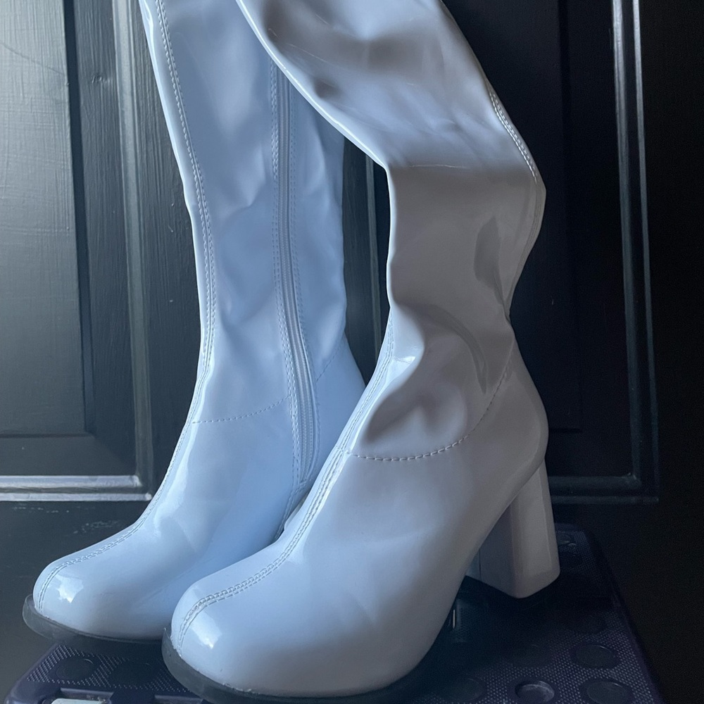 White GoGo boots size 5